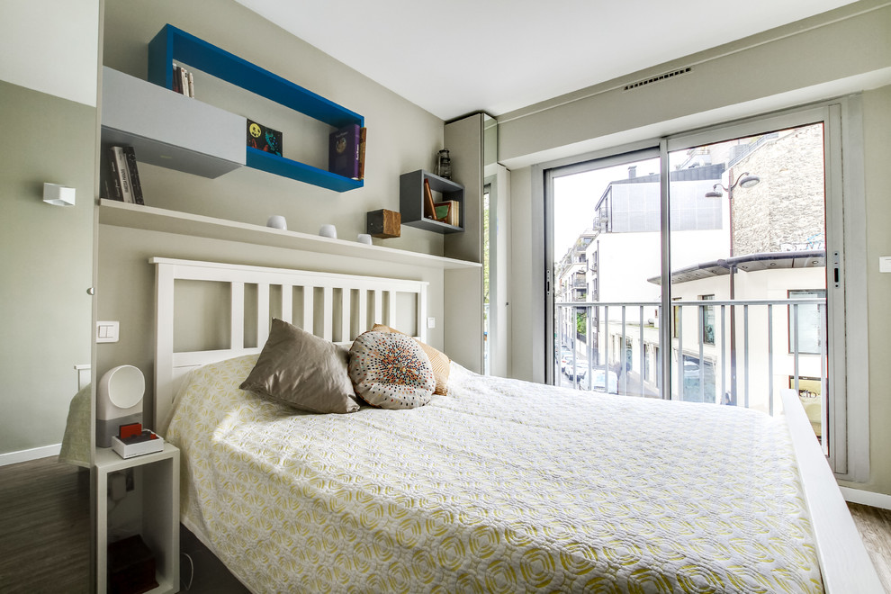 Exemple d'une chambre parentale tendance de taille moyenne avec un mur beige et un sol en vinyl.