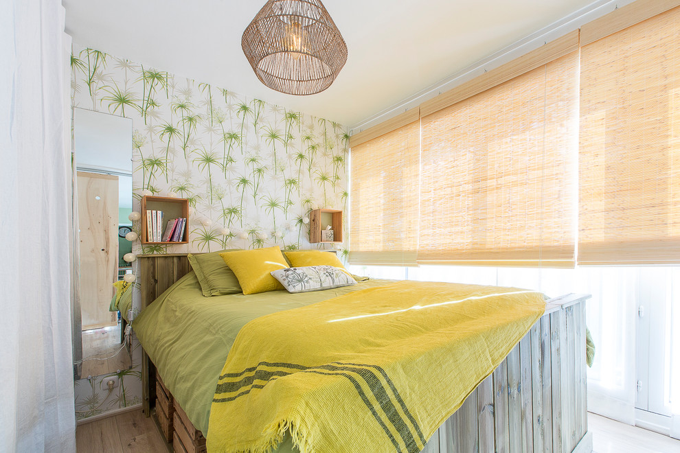リヨンにある小さなトロピカルスタイルのおしゃれな寝室 (マルチカラーの壁、淡色無垢フローリング、アクセントウォール) のレイアウト