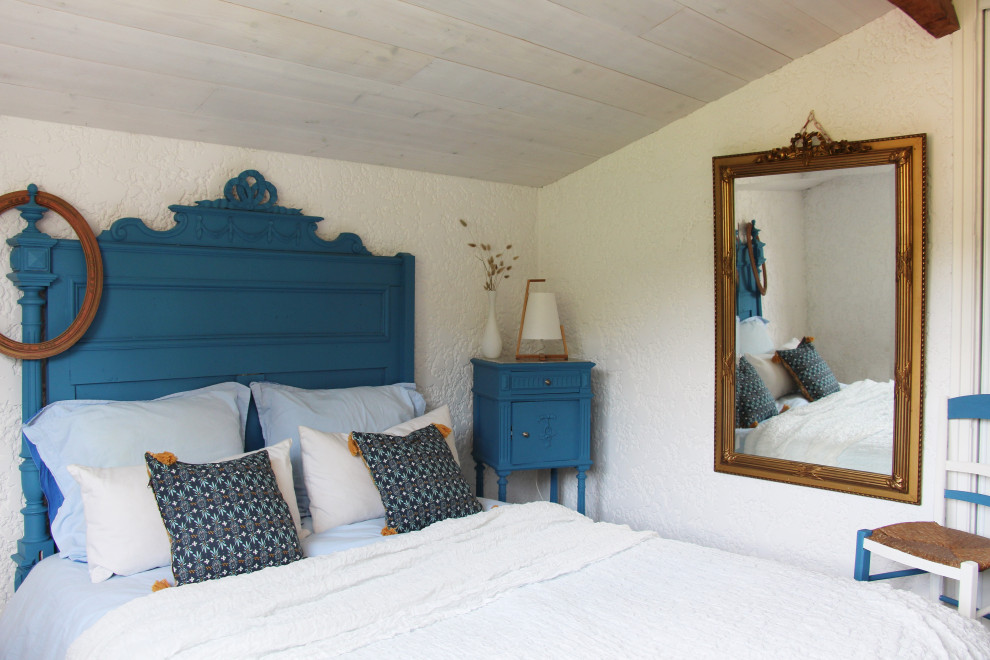 Стильный дизайн: спальня среднего размера в морском стиле с белыми стенами, полом из ламината, серым полом и деревянным потолком - последний тренд