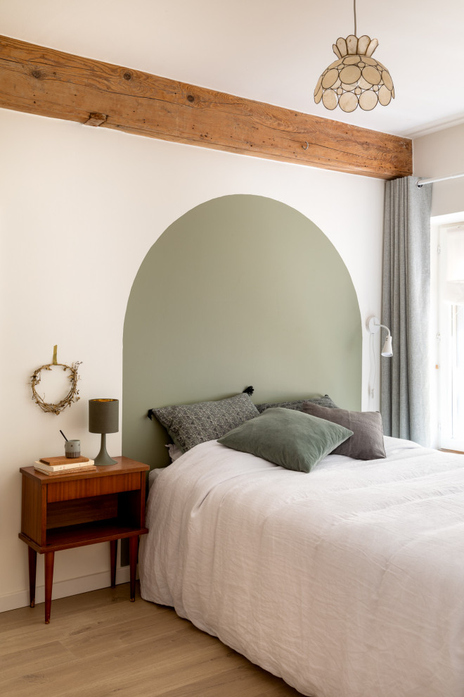 Modernes Schlafzimmer mit weißer Wandfarbe, hellem Holzboden und beigem Boden in Lyon