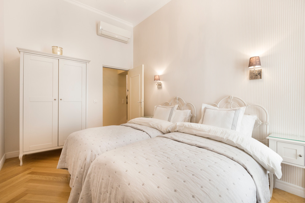 Foto de habitación de invitados blanca y madera tradicional renovada de tamaño medio con paredes beige, suelo de madera clara y suelo beige