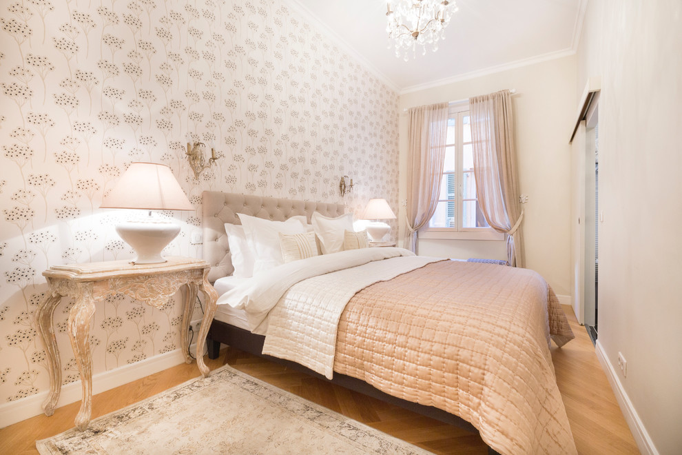Cette image montre une chambre traditionnelle de taille moyenne avec un mur beige, parquet clair et un sol beige.