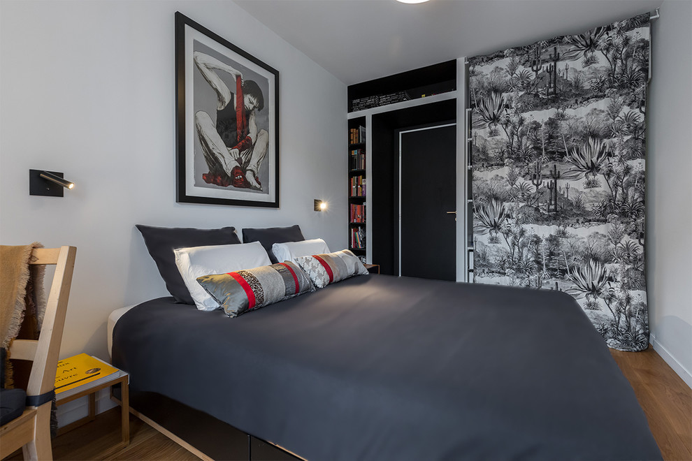 ニースにある中くらいなコンテンポラリースタイルのおしゃれな主寝室 (白い壁、淡色無垢フローリング、ベージュの床)