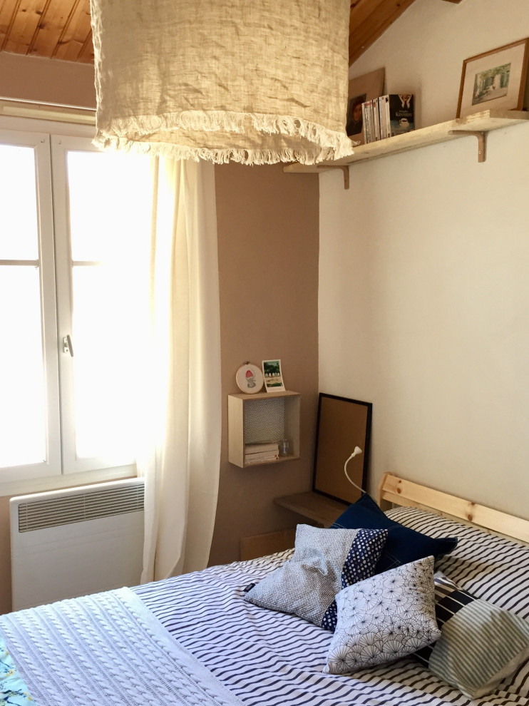 Cette image montre une petite chambre parentale marine avec un mur beige, un sol en carrelage de céramique, aucune cheminée, un sol beige et un plafond en lambris de bois.