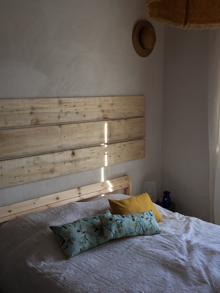 Cette photo montre une petite chambre d'amis bord de mer avec un mur blanc, un sol en carrelage de céramique, aucune cheminée, un sol beige et un plafond en lambris de bois.