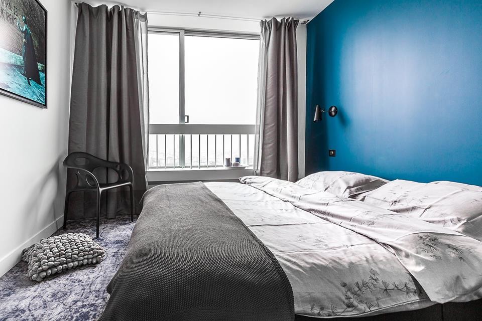 На фото: хозяйская спальня среднего размера в современном стиле с синими стенами, ковровым покрытием и серым полом без камина