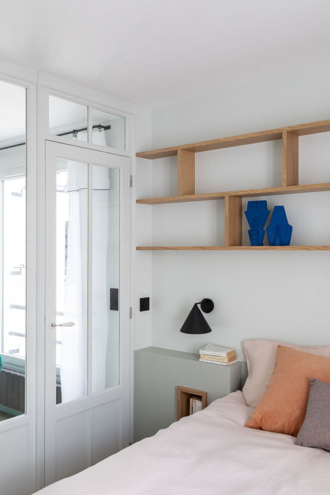 Foto de dormitorio principal minimalista pequeño con paredes verdes, suelo de madera clara y suelo beige