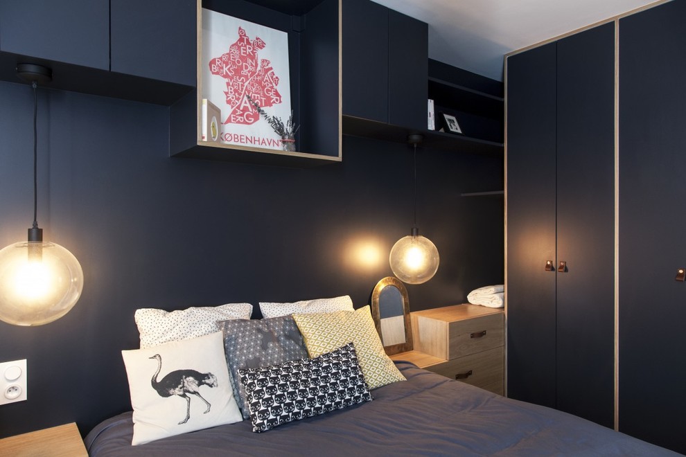 Immagine di una camera da letto scandinava con pareti nere e nessun camino