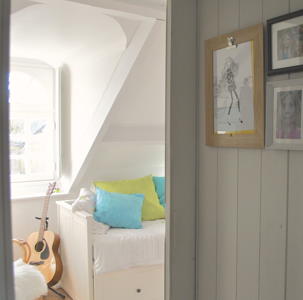 Foto de dormitorio tipo loft contemporáneo pequeño con paredes blancas y suelo de madera clara