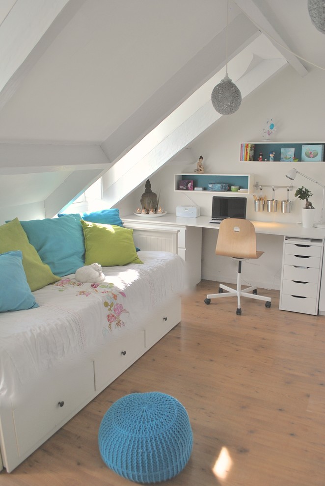 Inspiration för små moderna sovrum, med vita väggar och ljust trägolv