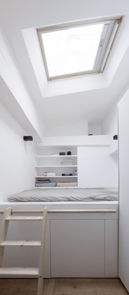 Inspiration för ett litet funkis huvudsovrum, med vita väggar och ljust trägolv