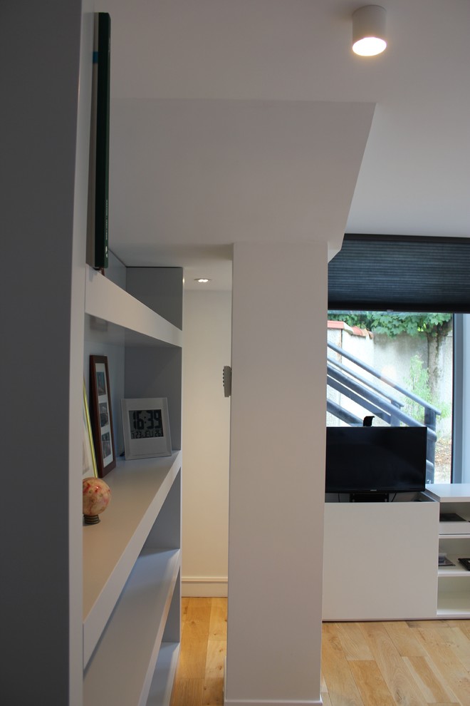 Идея дизайна: хозяйская спальня среднего размера в современном стиле с серыми стенами, светлым паркетным полом и бежевым полом