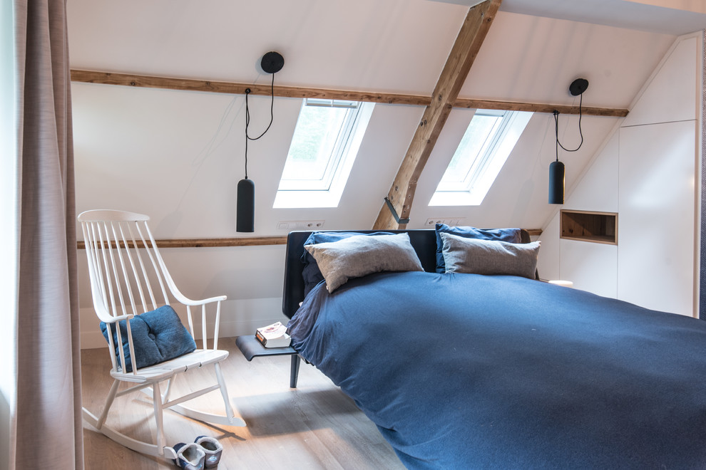 Immagine di una camera degli ospiti minimal con pareti bianche, parquet chiaro e pavimento beige