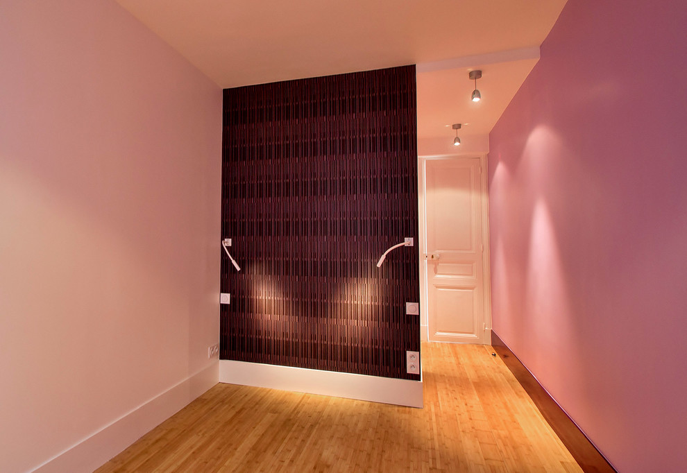 Idee per una camera da letto minimal di medie dimensioni con pareti viola, pavimento in bambù e nessun camino