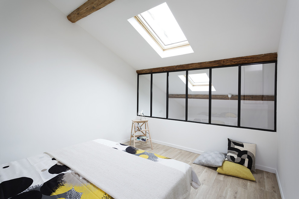 Immagine di una camera da letto stile loft contemporanea di medie dimensioni con pareti bianche, parquet chiaro e nessun camino