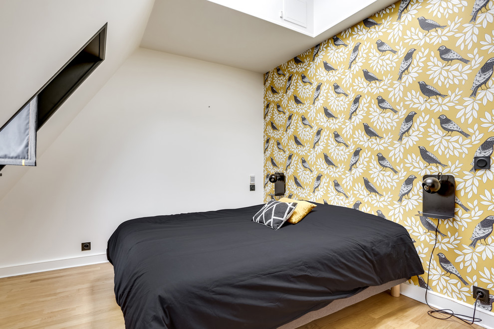 Aménagement d'une petite chambre parentale contemporaine avec un mur jaune et parquet clair.