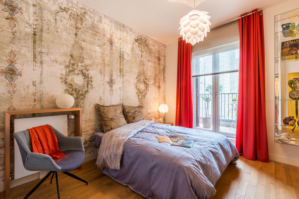 Foto di una camera da letto design con pareti bianche e pavimento in legno massello medio