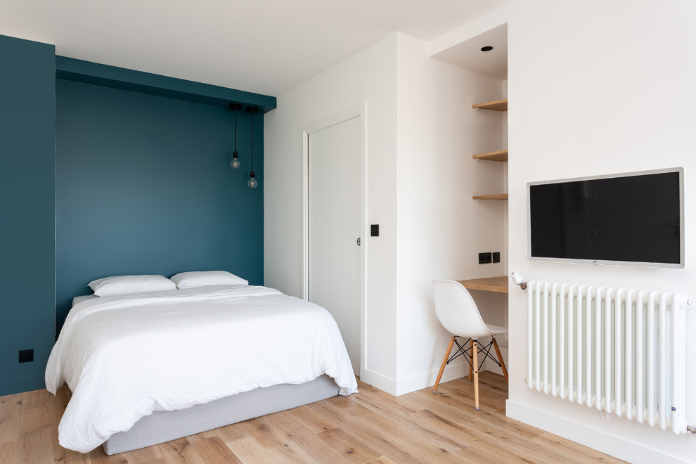 Kleines Modernes Hauptschlafzimmer ohne Kamin mit hellem Holzboden, weißer Wandfarbe und beigem Boden in Paris