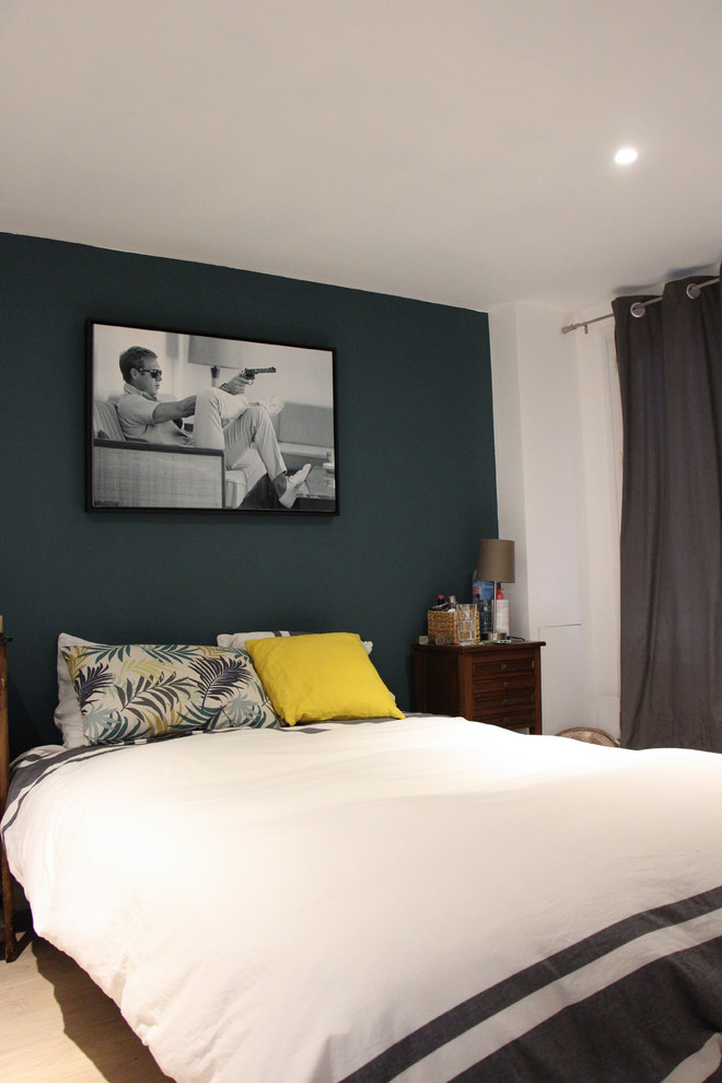 Cette image montre une chambre parentale design de taille moyenne avec un mur vert, parquet clair et un sol beige.