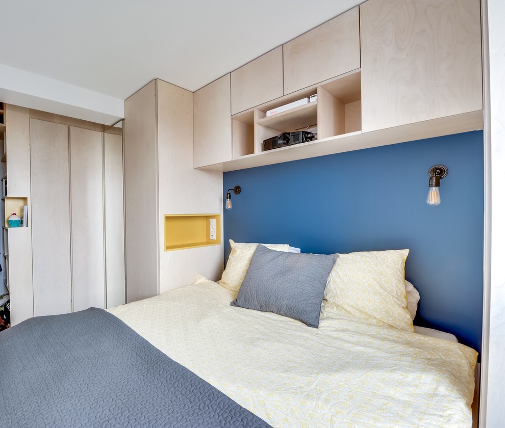 Пример оригинального дизайна: маленькая хозяйская спальня в стиле ретро с синими стенами, деревянным полом и кроватью в нише без камина для на участке и в саду
