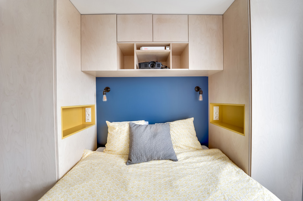 Cette image montre une petite chambre parentale vintage avec un mur bleu, parquet peint et aucune cheminée.