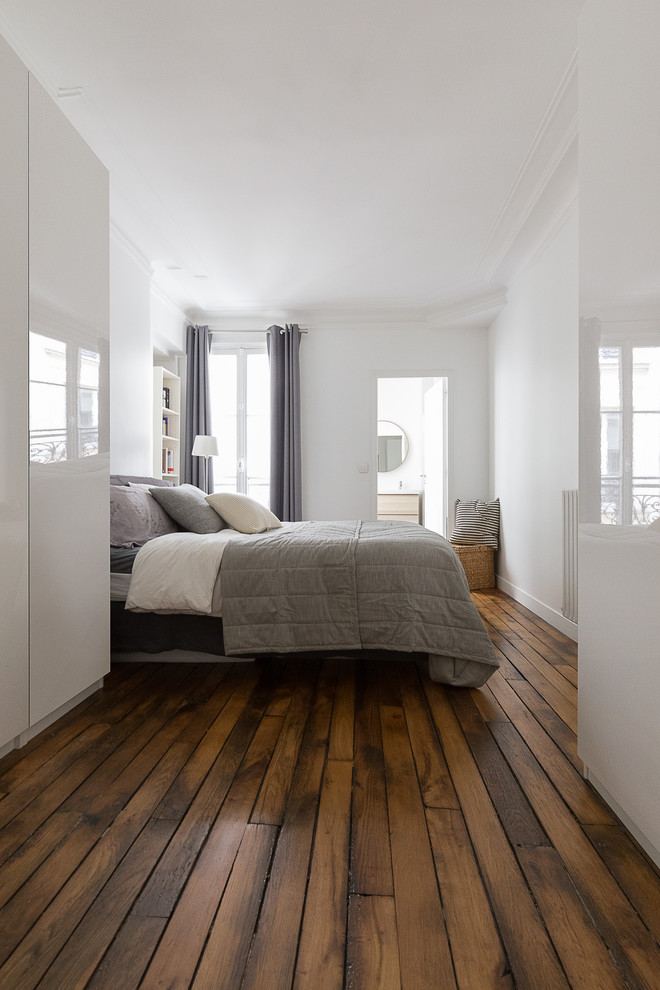 This is an example of a contemporary bedroom in Paris.