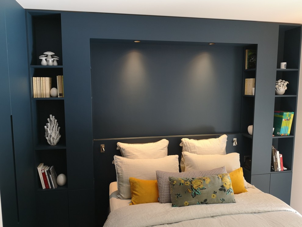 Exemple d'une chambre parentale moderne de taille moyenne avec un mur bleu.