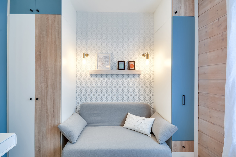 Immagine di una piccola camera degli ospiti scandinava con pareti blu e parquet chiaro