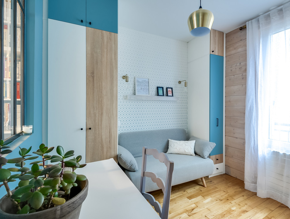 На фото: маленькая гостевая спальня (комната для гостей) в скандинавском стиле с синими стенами и светлым паркетным полом для на участке и в саду