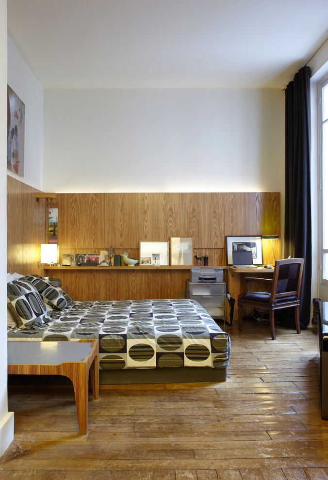 Ejemplo de dormitorio principal contemporáneo con suelo de madera en tonos medios