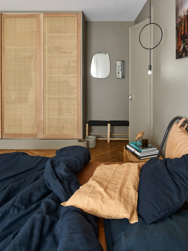 Aménagement d'une chambre parentale scandinave de taille moyenne avec un mur beige et parquet clair.