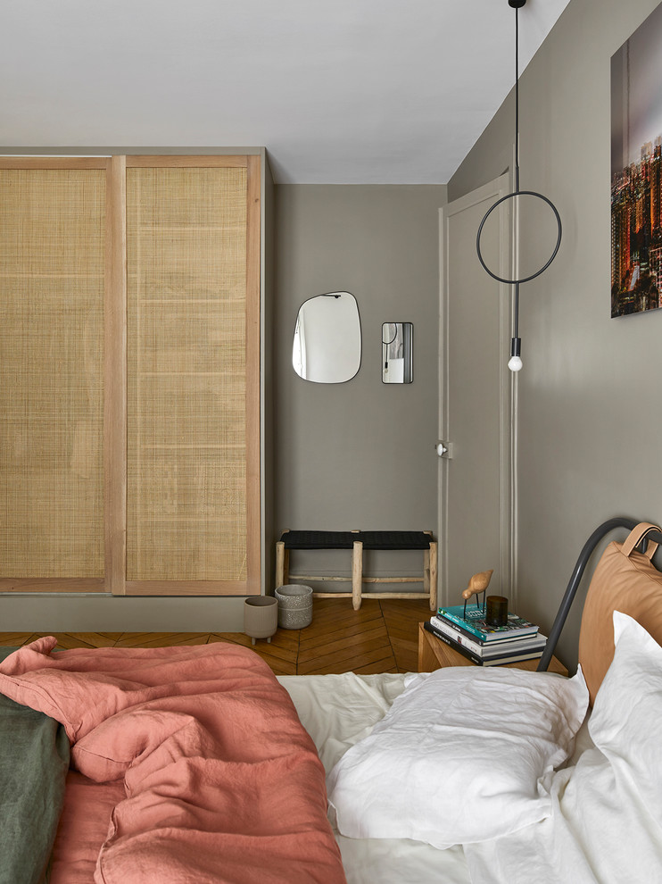 На фото: хозяйская спальня среднего размера в скандинавском стиле с бежевыми стенами и светлым паркетным полом