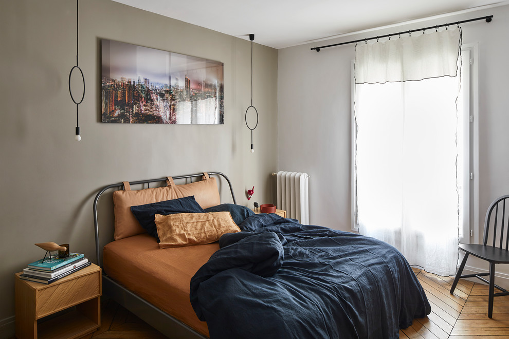 Foto de dormitorio principal escandinavo de tamaño medio con paredes beige y suelo de madera clara