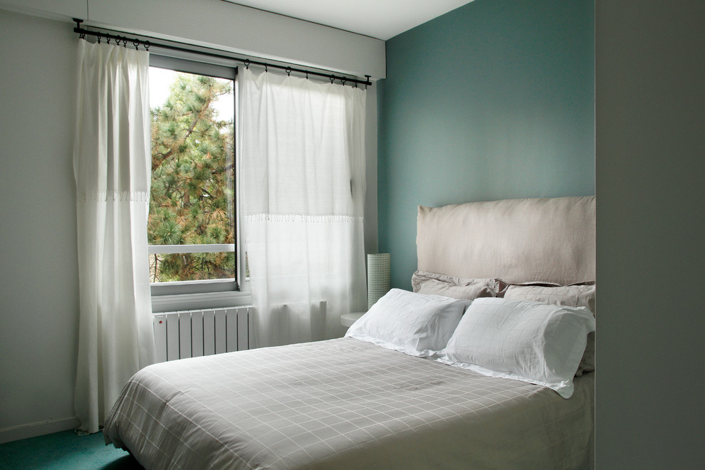 Aménagement d'une chambre scandinave de taille moyenne avec un mur vert et un sol vert.