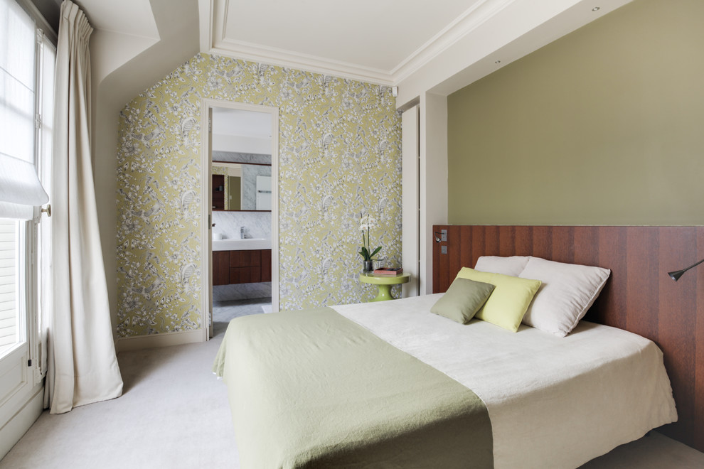 Inspiration pour une chambre nordique de taille moyenne avec un mur vert et un sol beige.