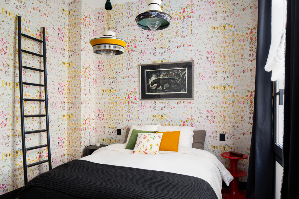 Esempio di una camera da letto eclettica con pareti multicolore