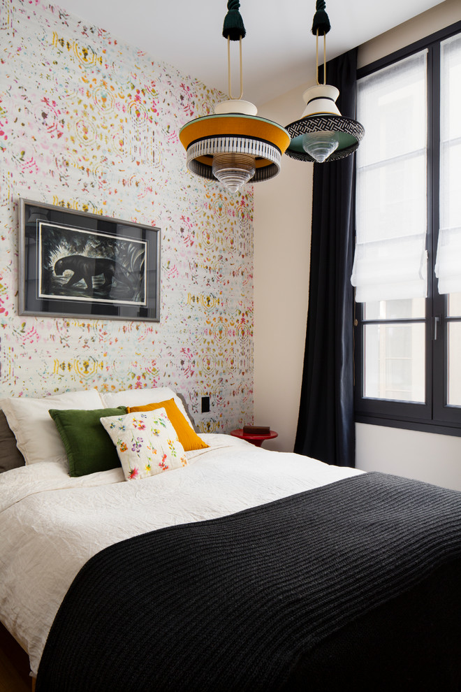パリにある北欧スタイルのおしゃれな寝室 (マルチカラーの壁) のレイアウト