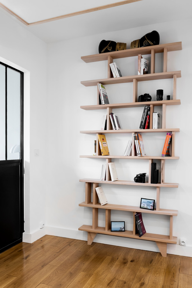 Inspiration pour une petite chambre parentale nordique avec un mur blanc et un sol en bois brun.