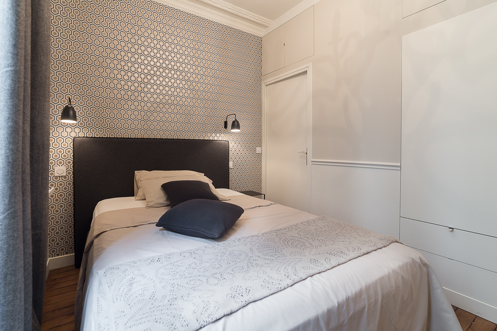 Modernes Schlafzimmer mit grauer Wandfarbe und braunem Holzboden in Paris