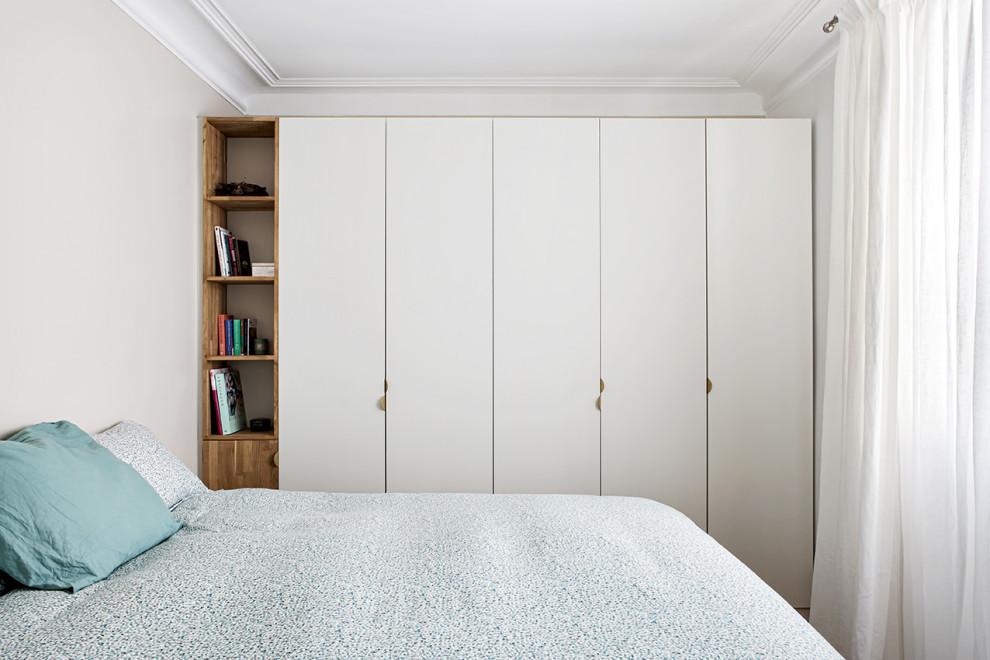Modernes Hauptschlafzimmer ohne Kamin mit grauer Wandfarbe und hellem Holzboden in Sonstige