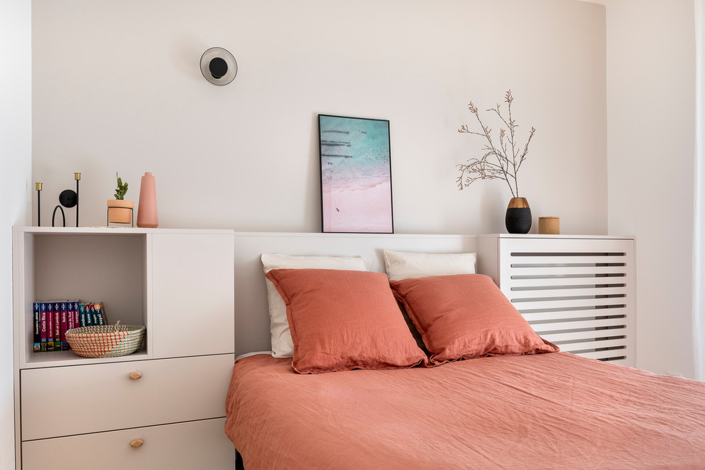 Kleines Maritimes Schlafzimmer mit beiger Wandfarbe in Paris