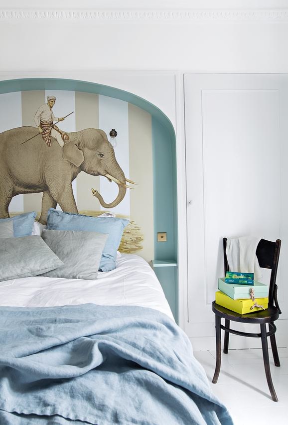 Imagen de dormitorio principal romántico de tamaño medio con paredes blancas y suelo de madera pintada