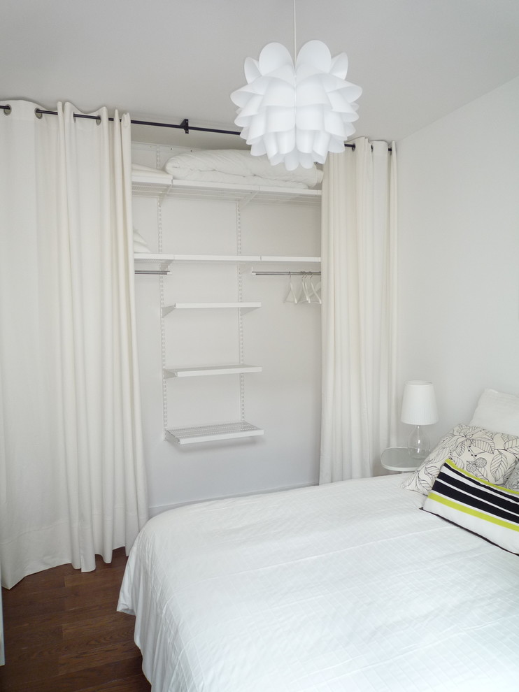 Foto de dormitorio principal moderno pequeño con paredes blancas y suelo de madera clara