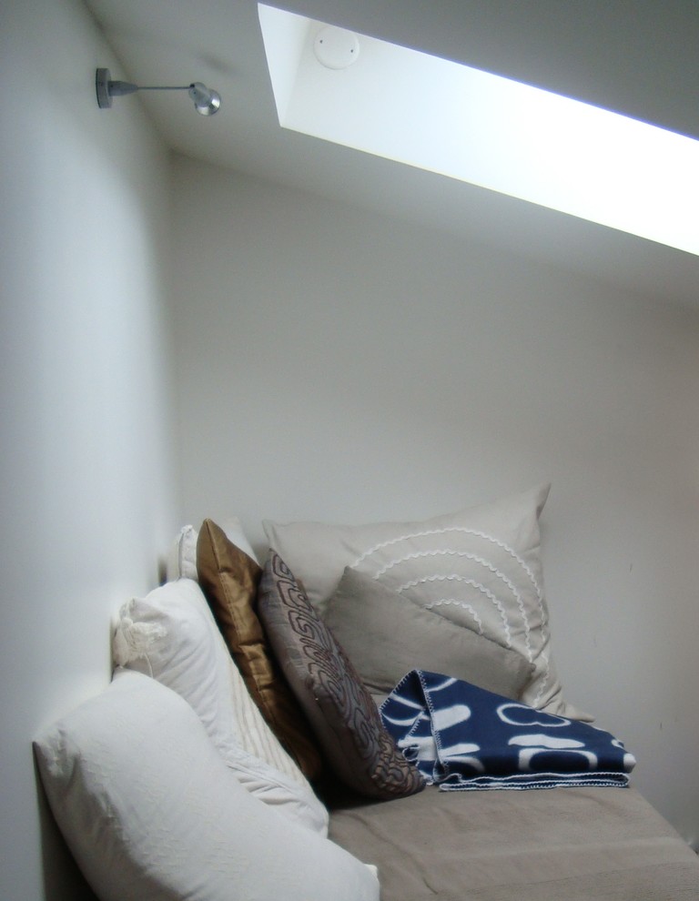Modelo de dormitorio tipo loft contemporáneo pequeño sin chimenea con paredes blancas, moqueta y suelo gris