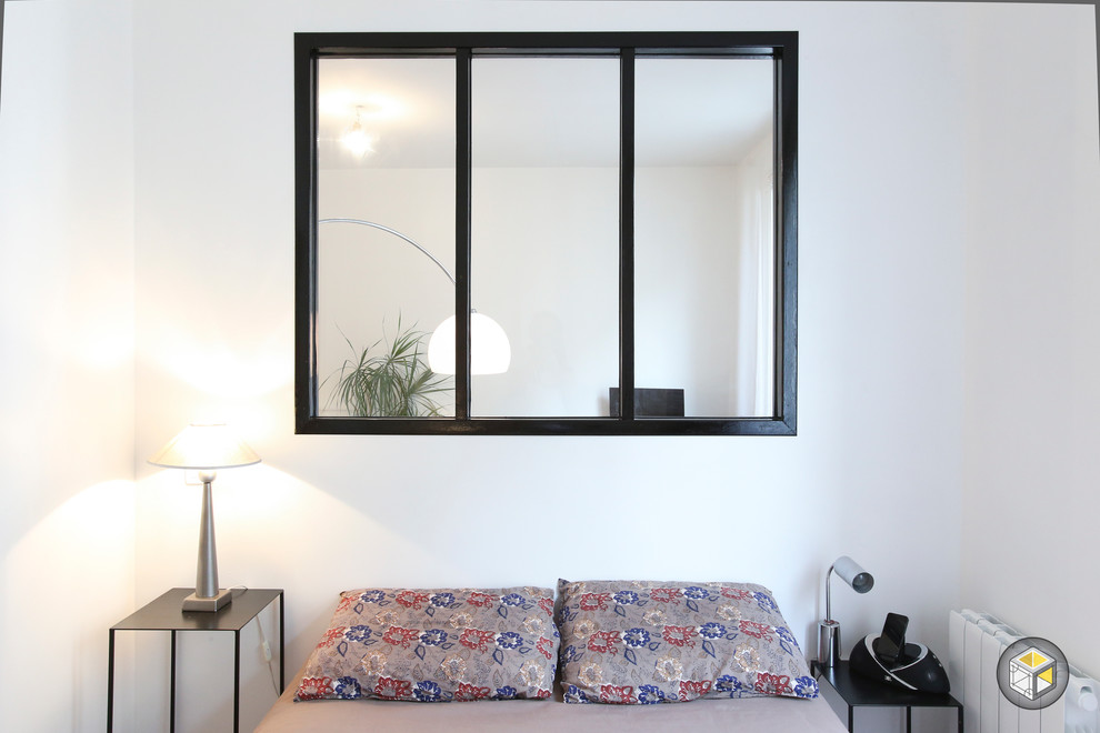 Diseño de dormitorio principal contemporáneo pequeño con paredes blancas, suelo de madera oscura y chimenea lineal