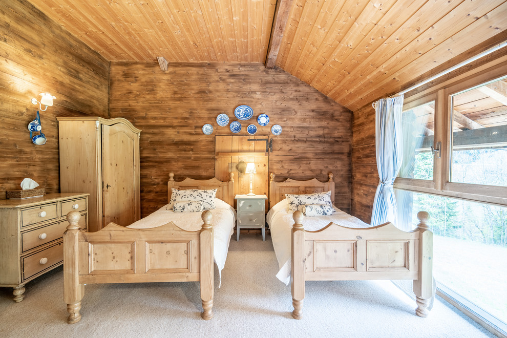 Immagine di una camera degli ospiti stile rurale con pareti marroni, moquette e pavimento bianco