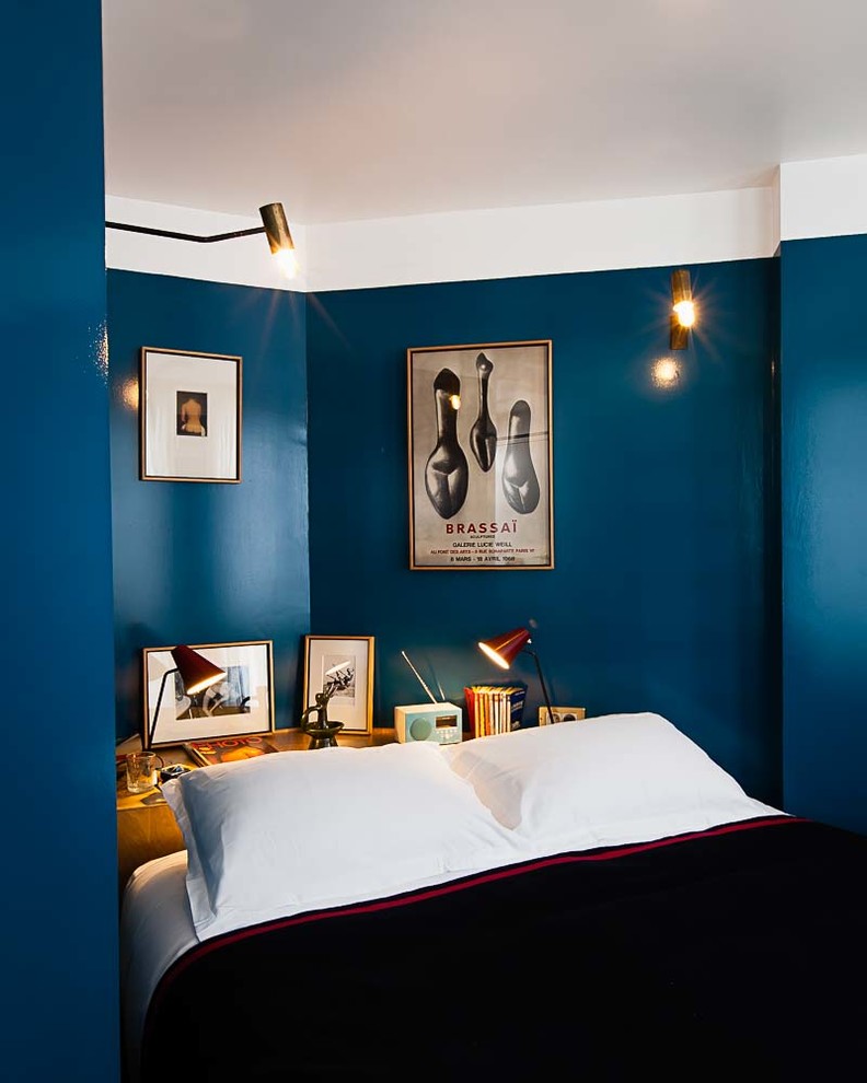 Photo of a small contemporary bedroom in Paris with blue walls and no fireplace.