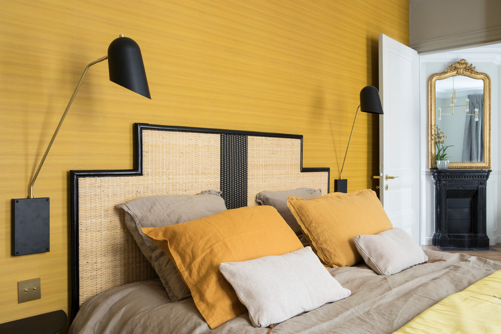 パリにある小さなコンテンポラリースタイルのおしゃれな主寝室 (ベージュの壁、淡色無垢フローリング、コーナー設置型暖炉、石材の暖炉まわり、ベージュの床)