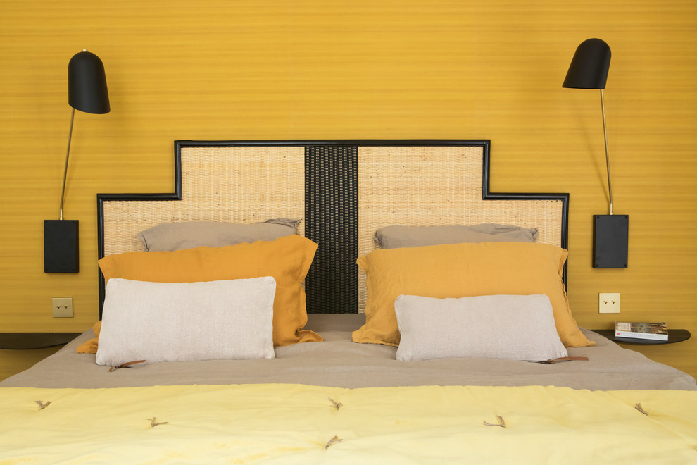 На фото: маленькая хозяйская спальня в современном стиле с бежевыми стенами, светлым паркетным полом, угловым камином, фасадом камина из камня и бежевым полом для на участке и в саду с
