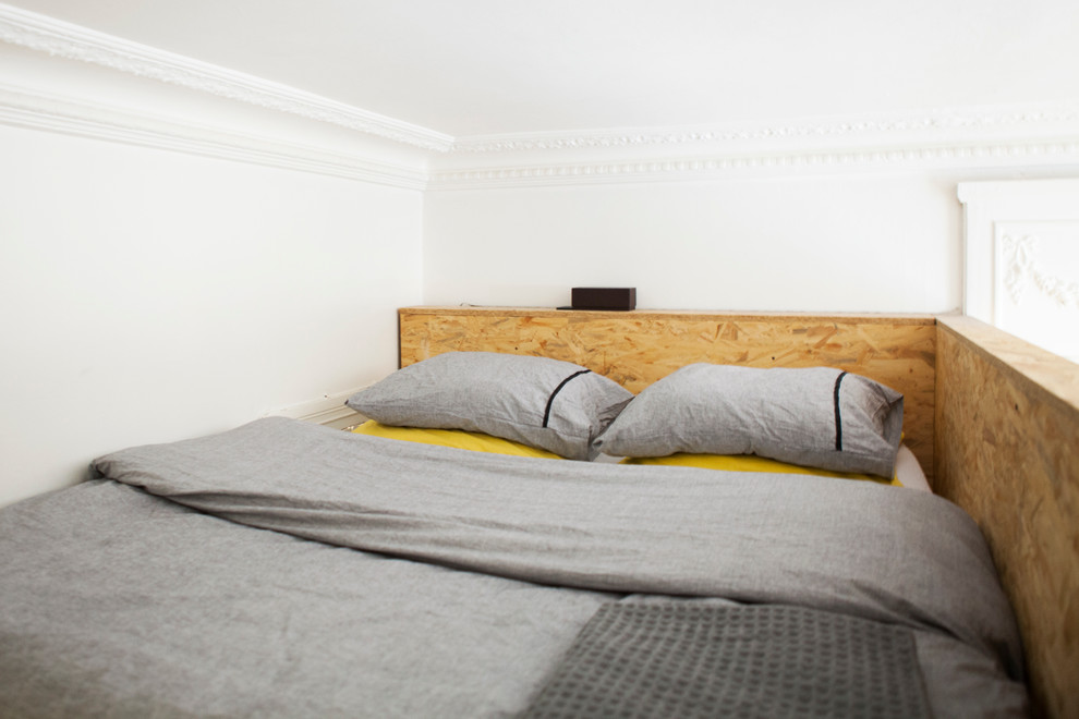 Свежая идея для дизайна: маленькая спальня на антресоли в стиле фьюжн с белыми стенами для на участке и в саду - отличное фото интерьера